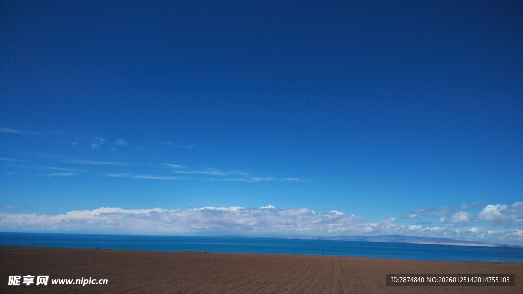 广阔蓝天与大地的美丽景致