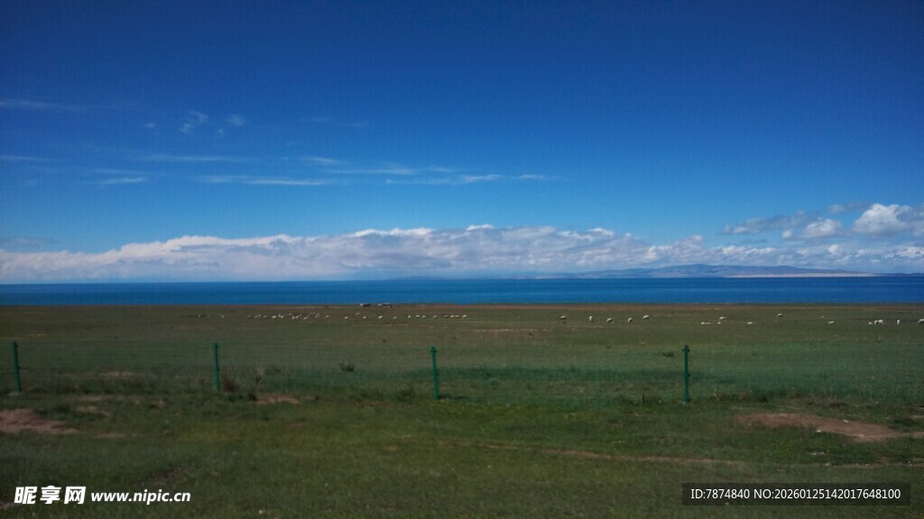 广阔草原蓝天风景图