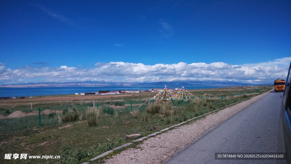 公路边的开阔风景