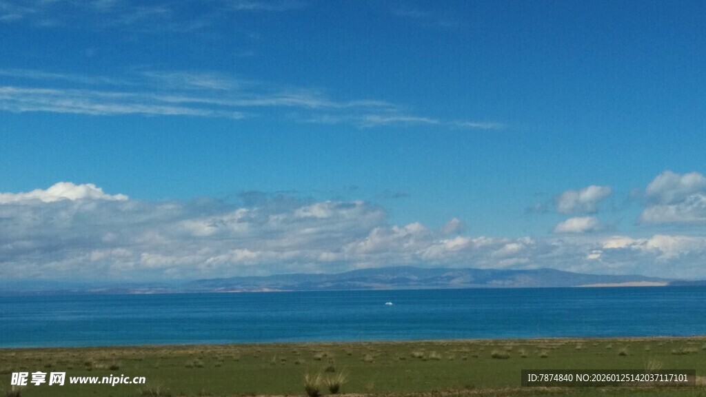 辽阔蓝天碧海草原美景