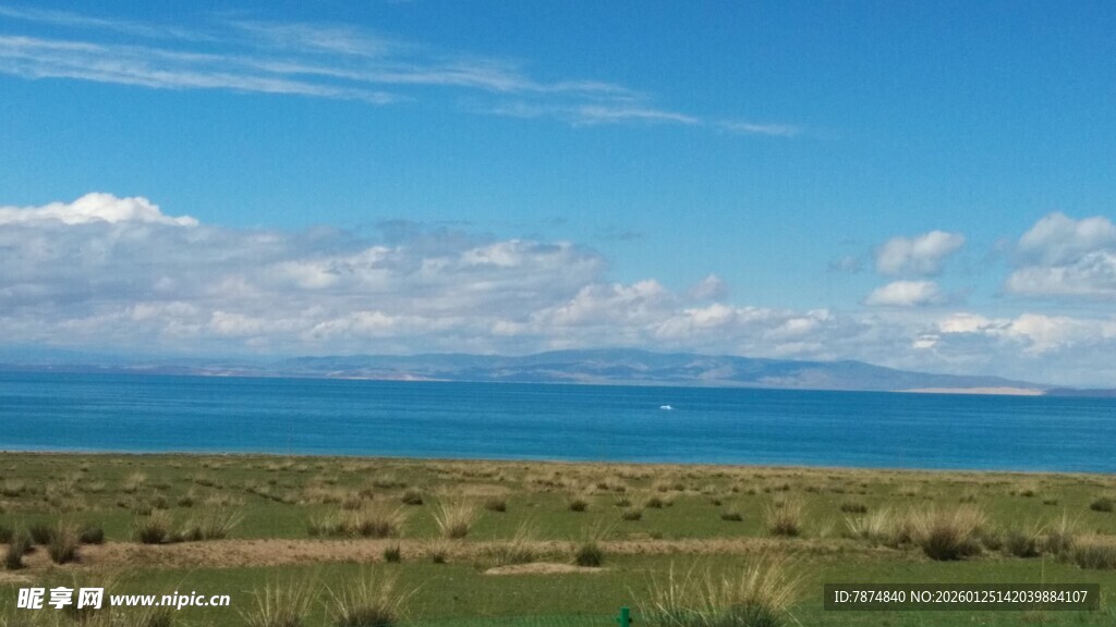 辽阔草原边的蔚蓝大海