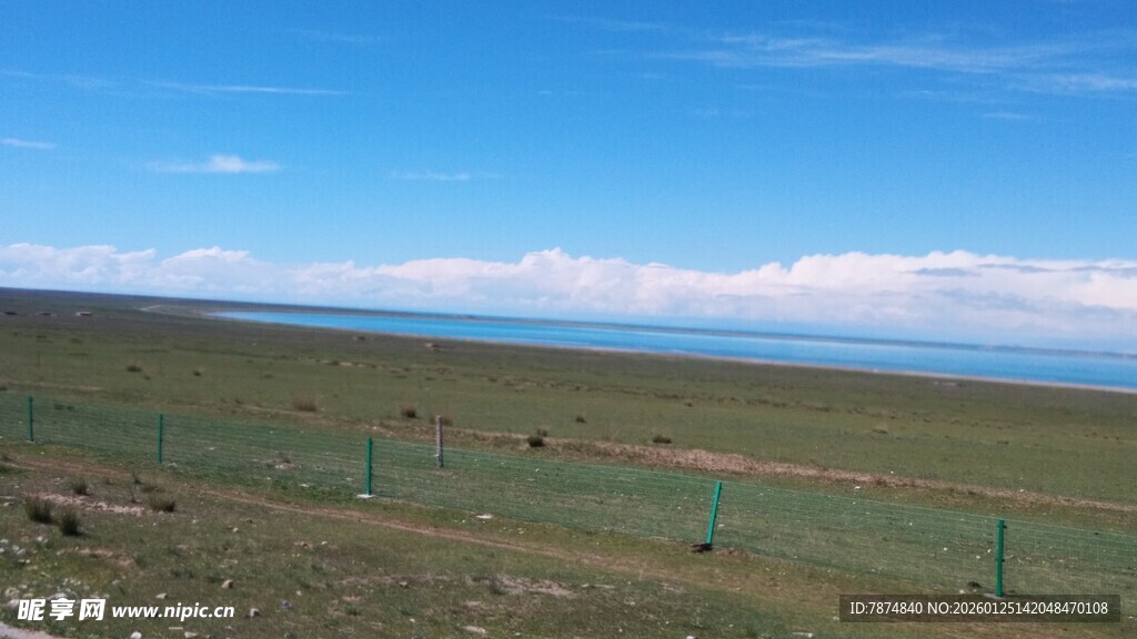 草原风光 远处蓝天与水域