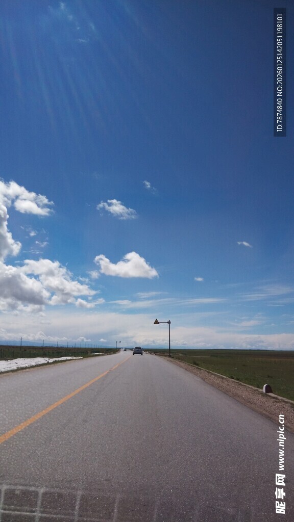 宽阔公路伸向蓝天白云