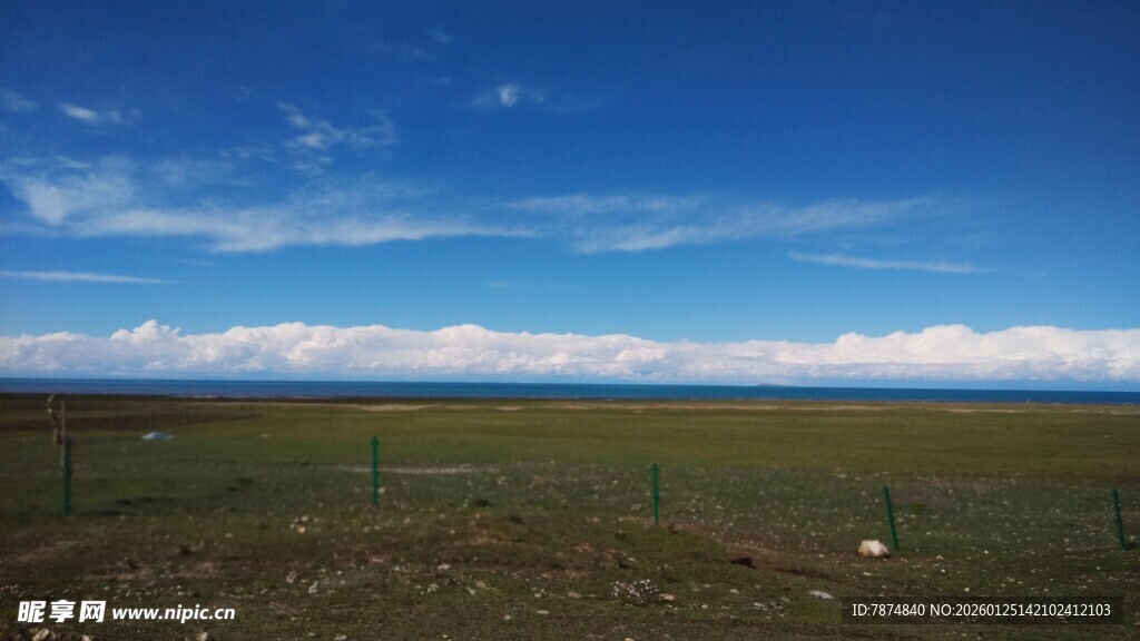 广阔草原上的蓝天与围栏