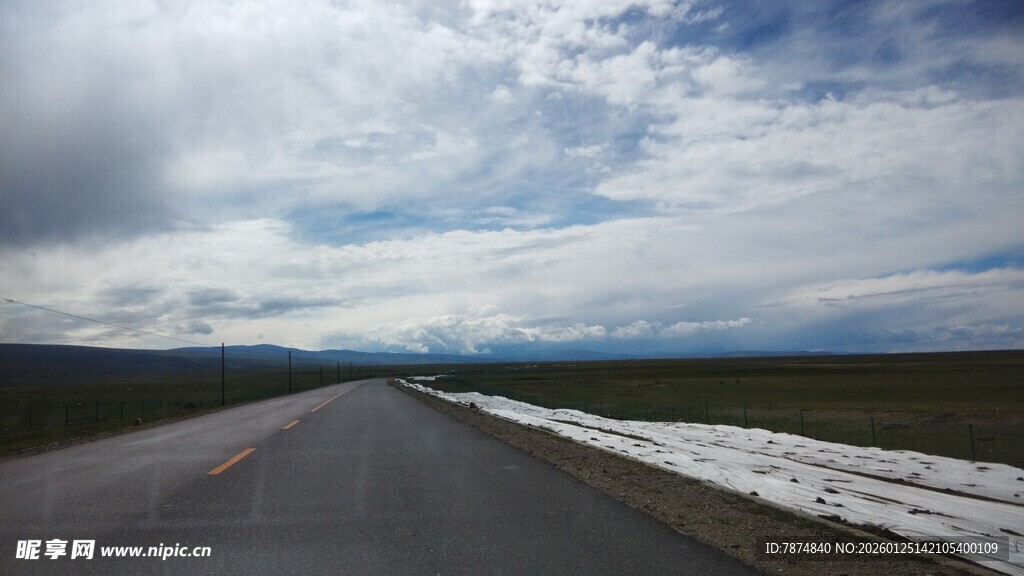 旷野公路 天边云雪相伴