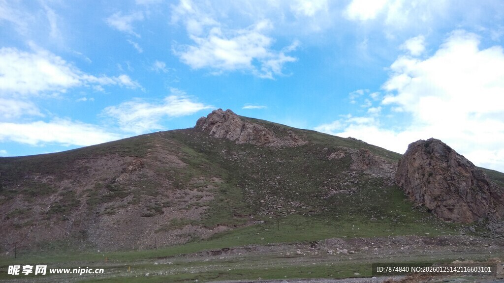 壮丽山景 蓝天白云相伴