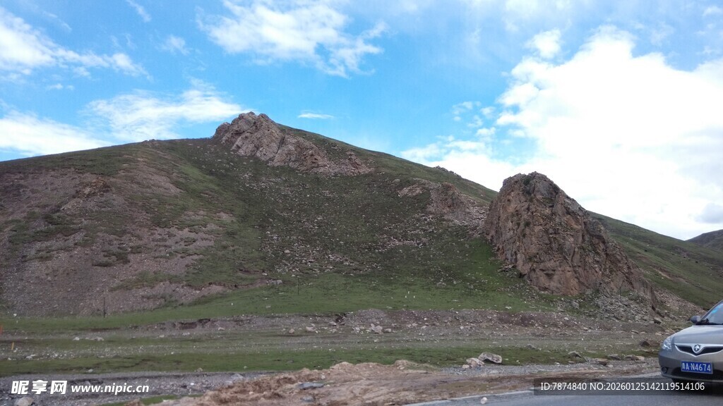 公路旁的壮美山峦