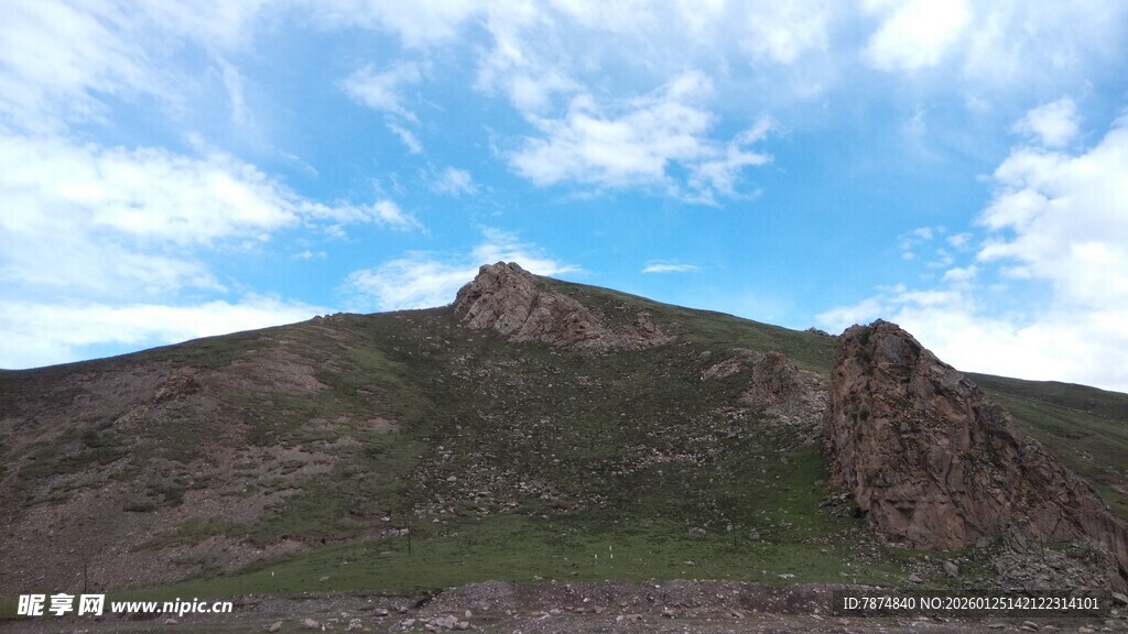 巍峨高山蓝天白云美景
