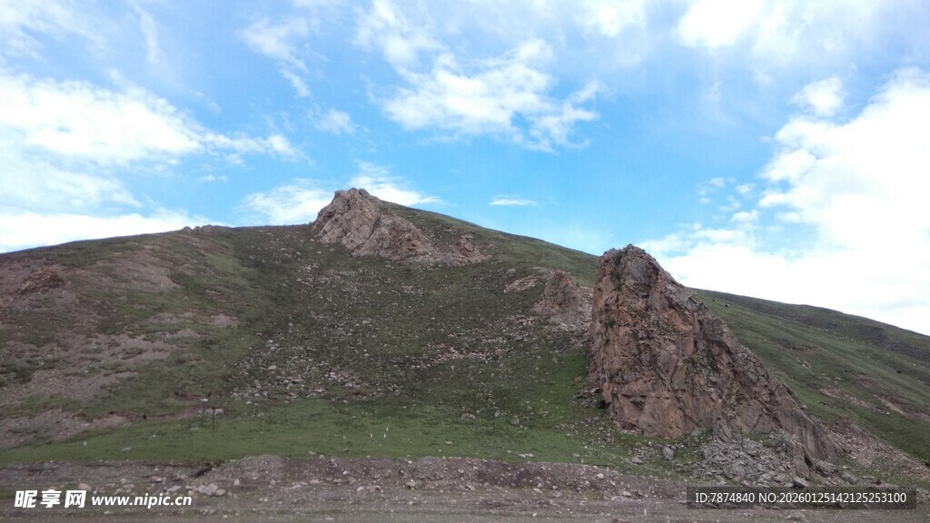 壮丽山景 蓝天白云相伴