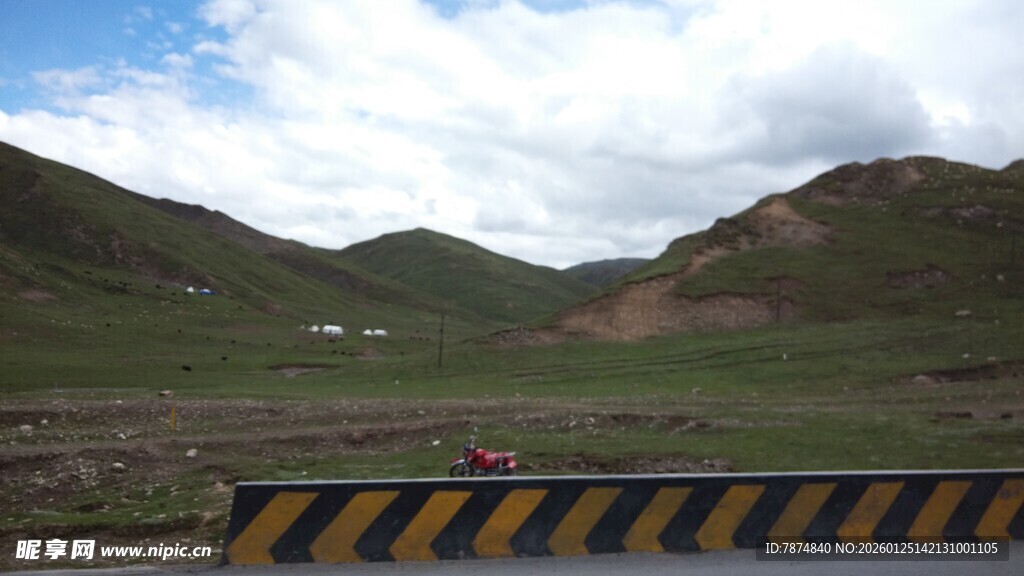 公路旁的青山与蓝天白云