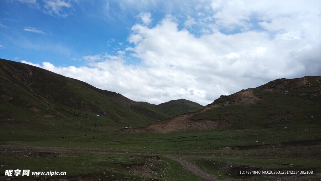 山间旷野 蓝天白云之景