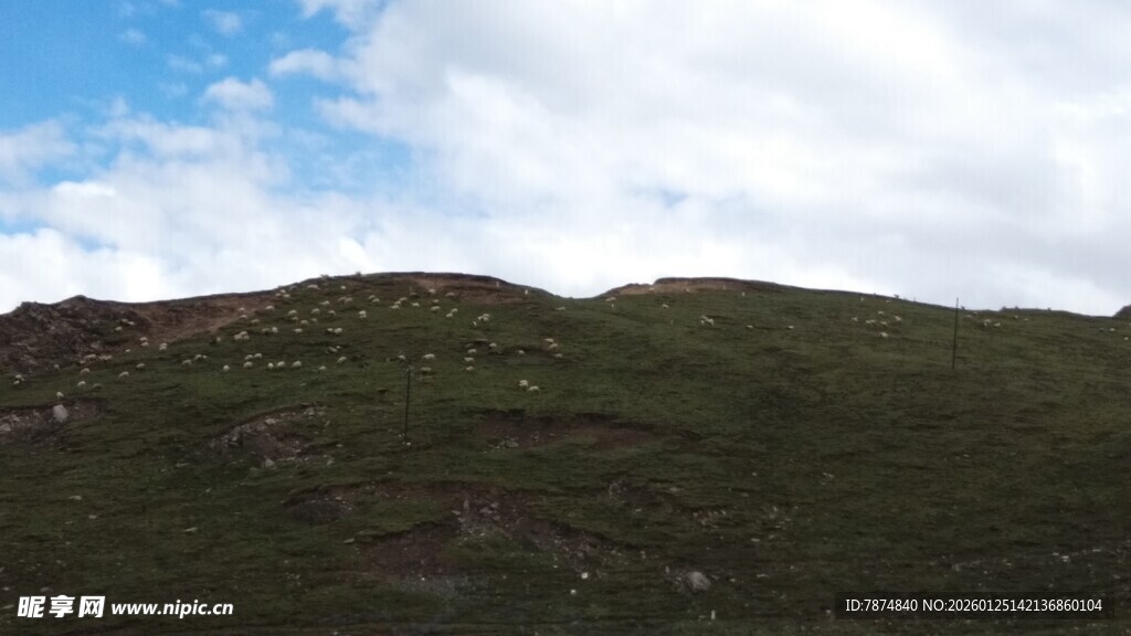 青山蓝天间的自然美景