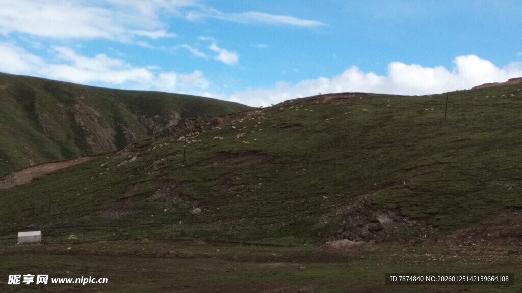 草原风光 蓝天白云下的山丘