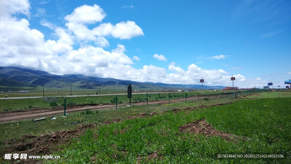 广阔田野与蓝天白云美景