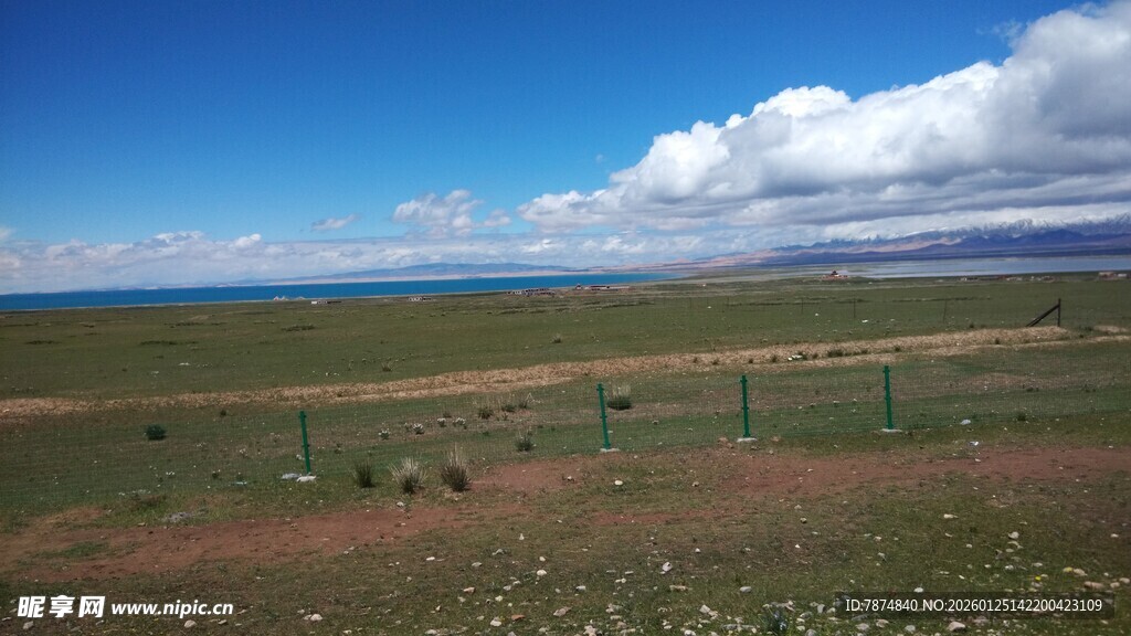 辽阔草原上的蓝天白云