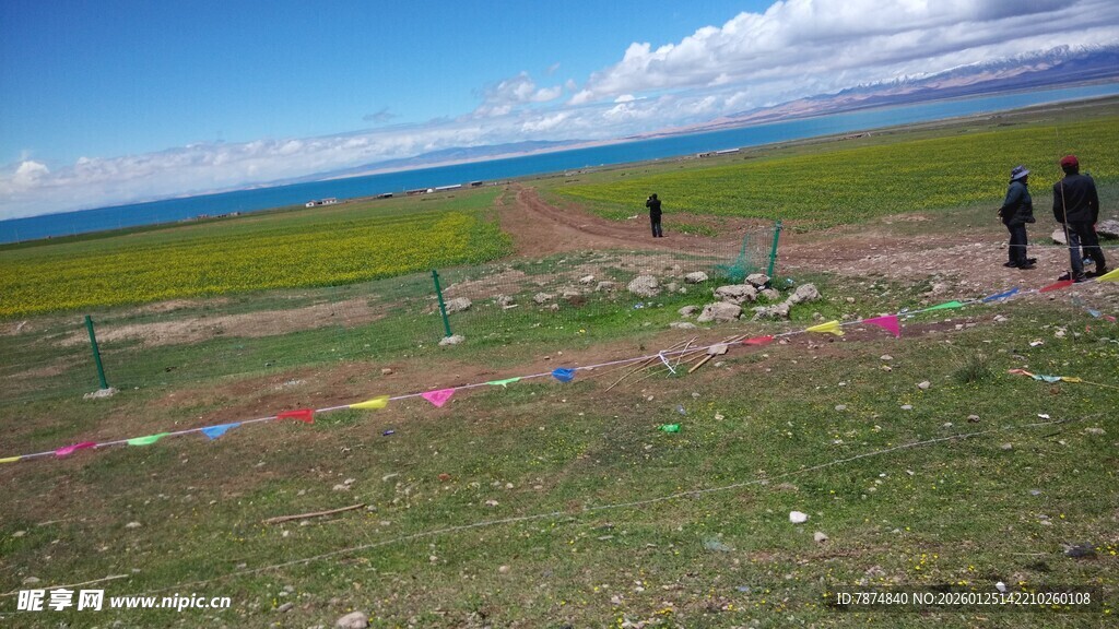 草原上的户外探险场景