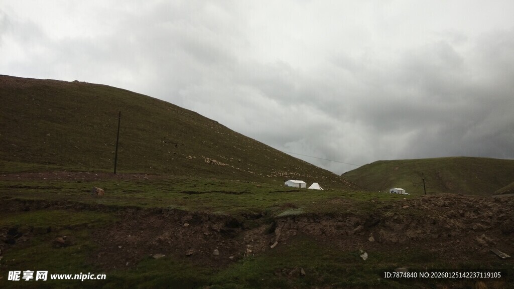 山间草原上的阴云景象