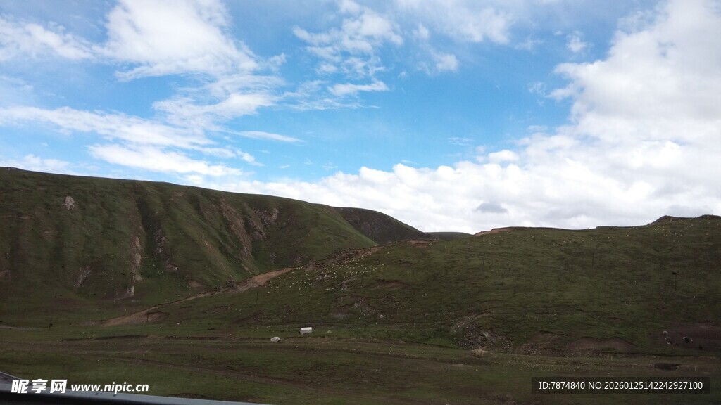 蓝天白云下的山峦美景