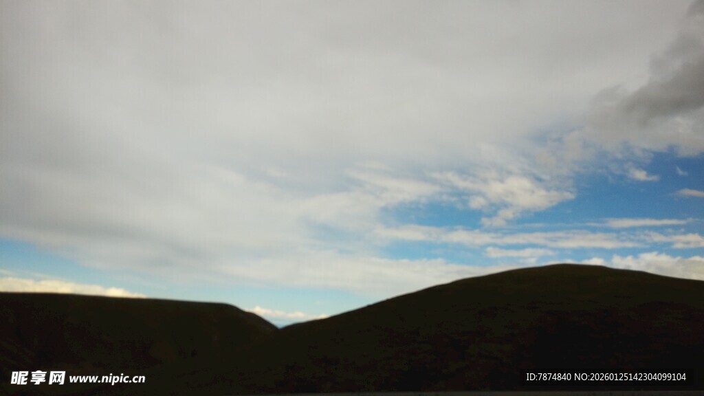 山峦之上的多云天空