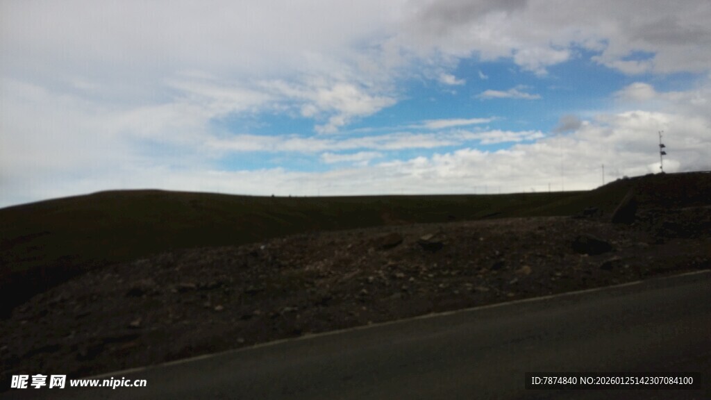 公路旁的蓝天与起伏山丘