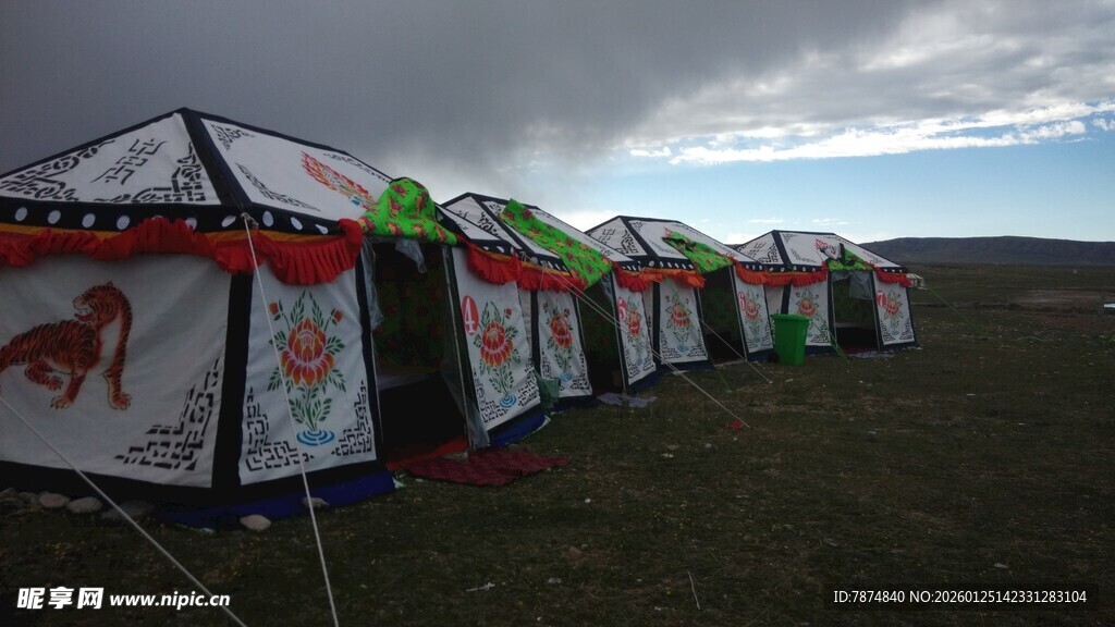 草原上的多彩蒙古包阵列