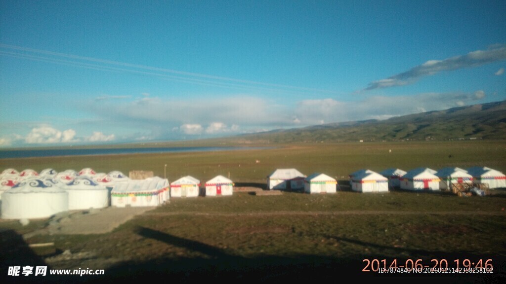 草原上的白色帐篷群