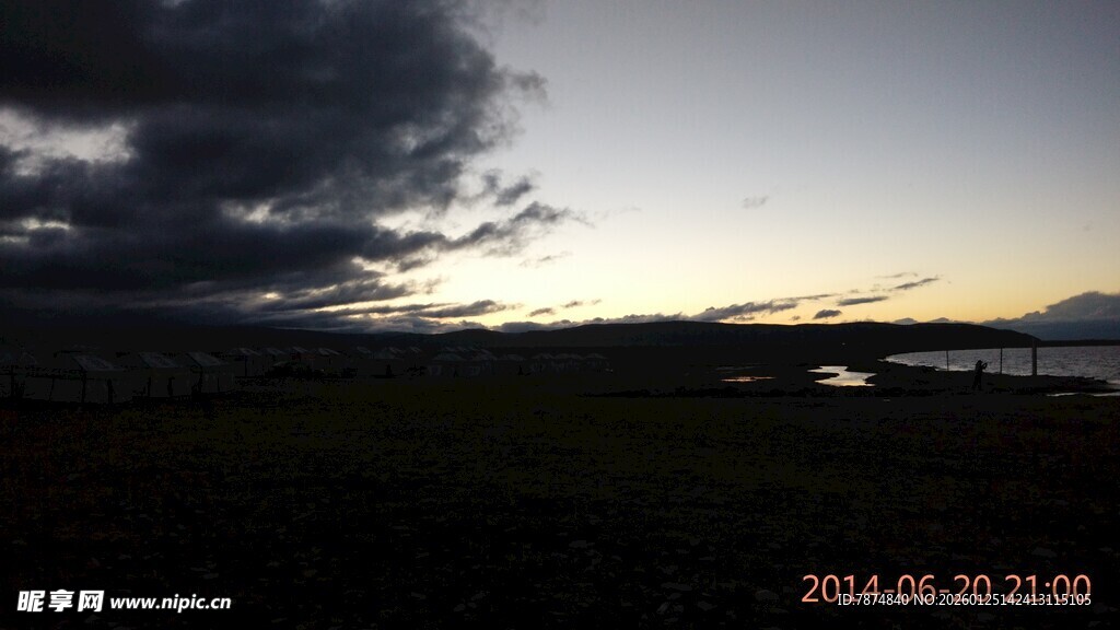 黄昏时分乌云笼罩的景致