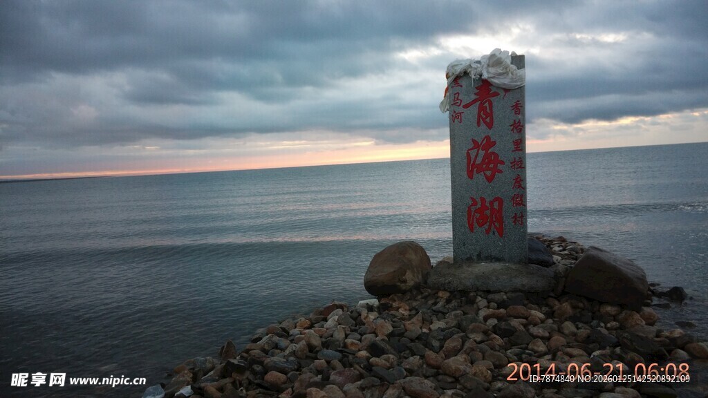 海边灯塔立于暮色之中