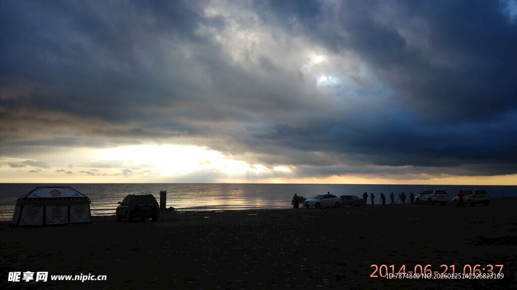 黄昏时分的壮丽天空景观