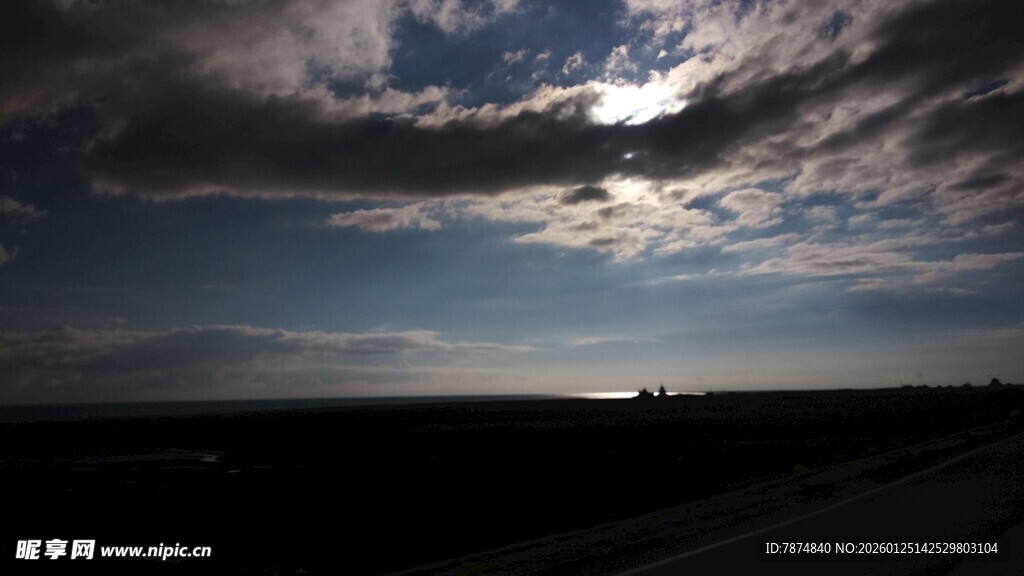 海边日落时分的壮丽天空