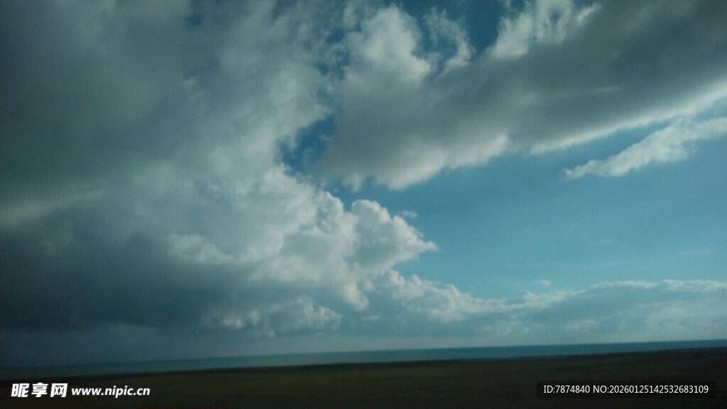 天空中翻滚的壮丽云层