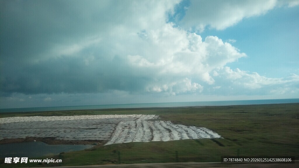 草原上的光伏电站景观
