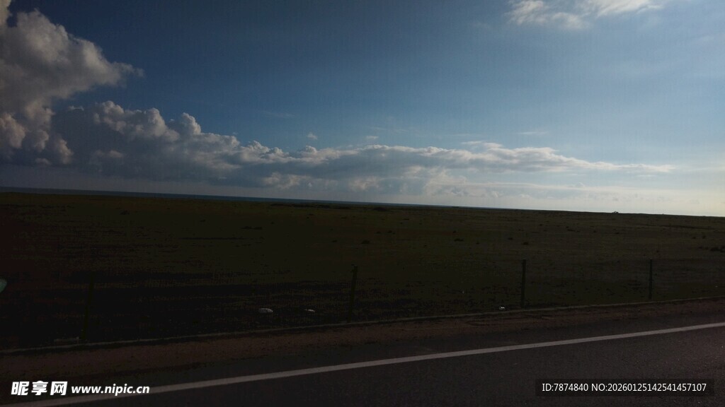 公路边的蓝天与开阔原野