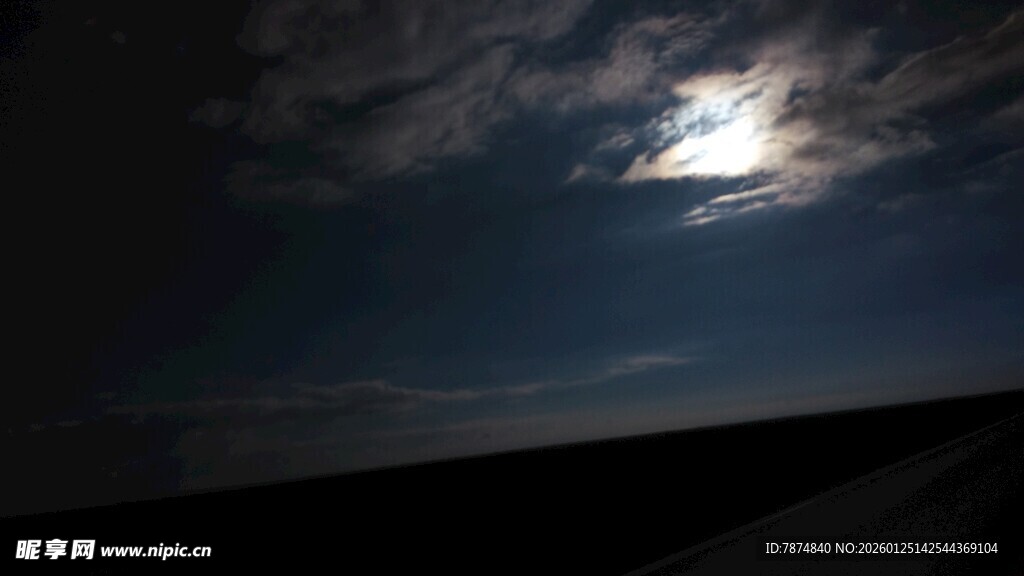 夜空下的明亮月光