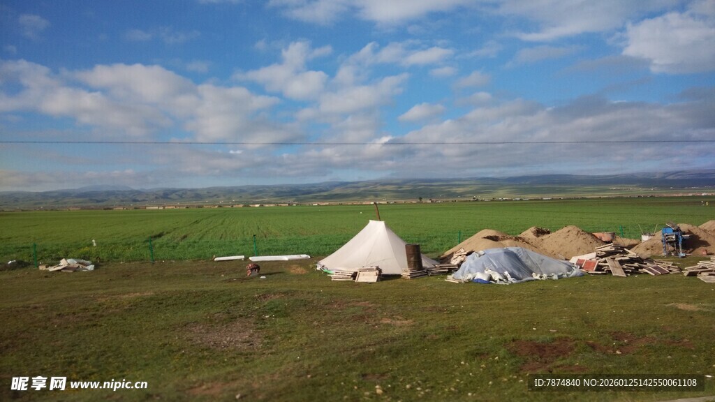 草原上的露营帐篷