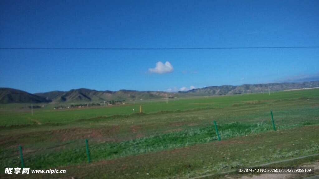 广袤草原上的蓝天远景