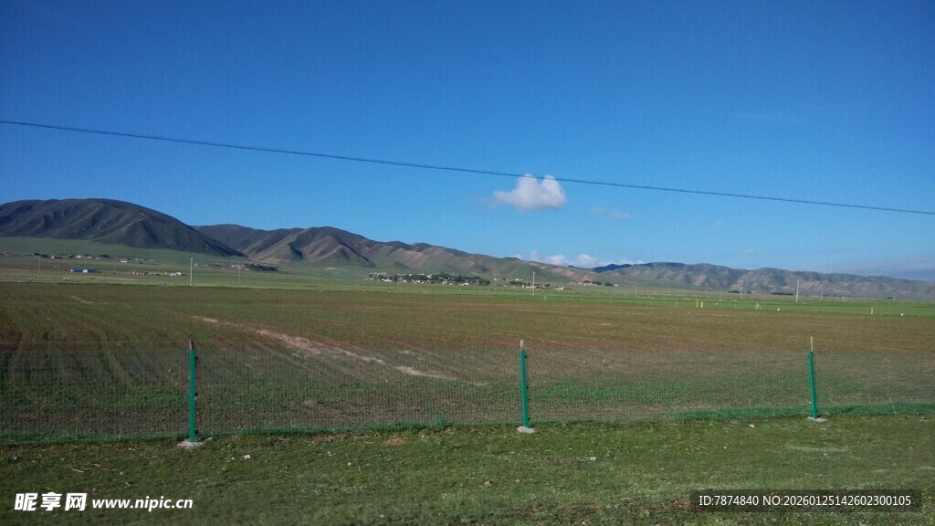 草原风光 远处山峦与蓝天
