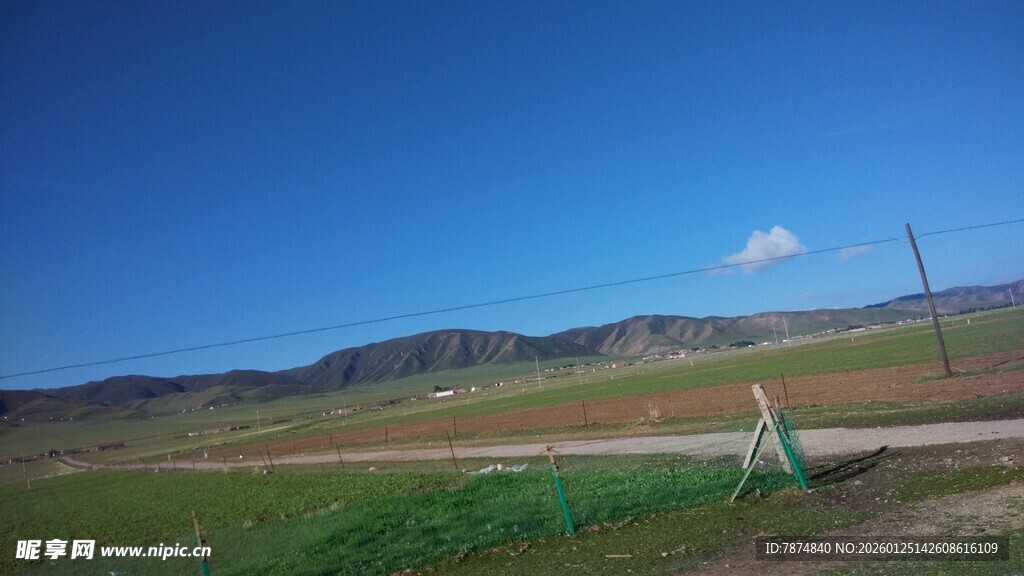 草原公路边的开阔风景