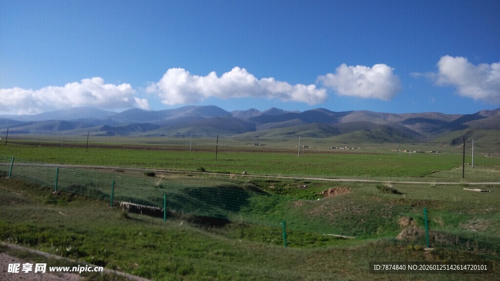 广袤草原上的壮美蓝天白云