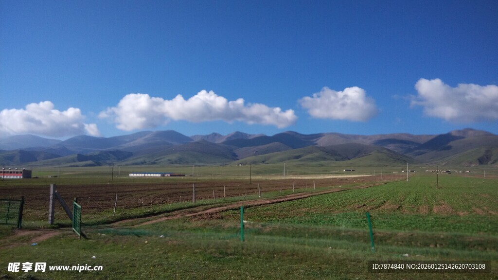 广阔田园风光 蓝天白云