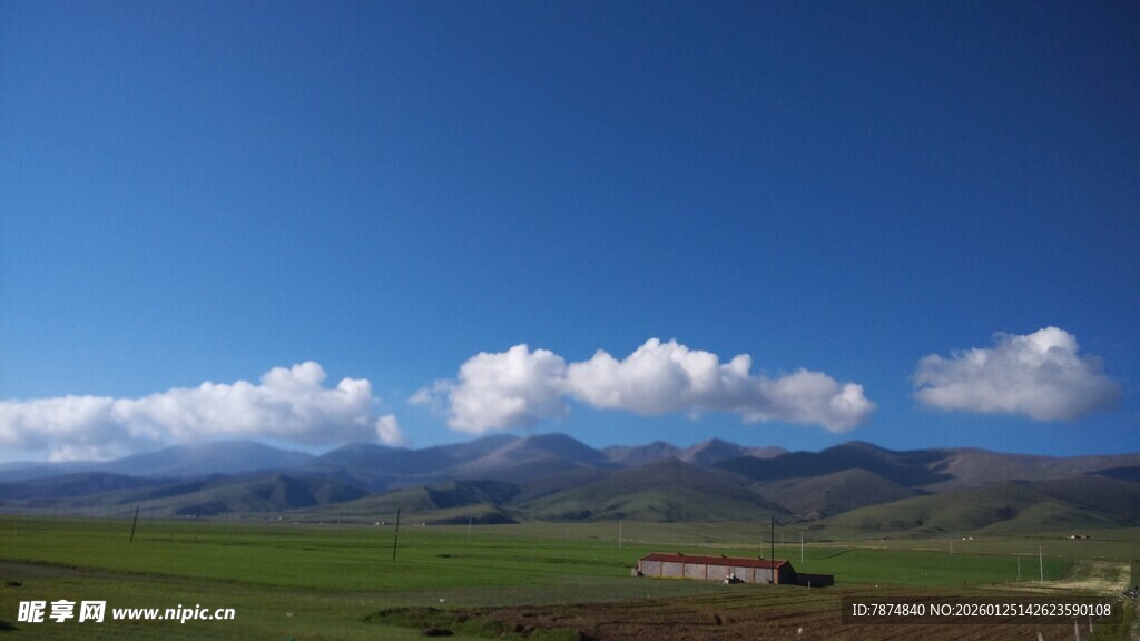 草原蓝天远山风景如画