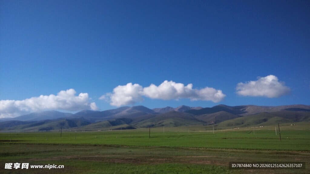草原蓝天远山美景