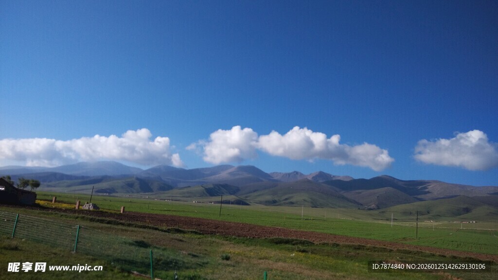 草原蓝天远景风光图