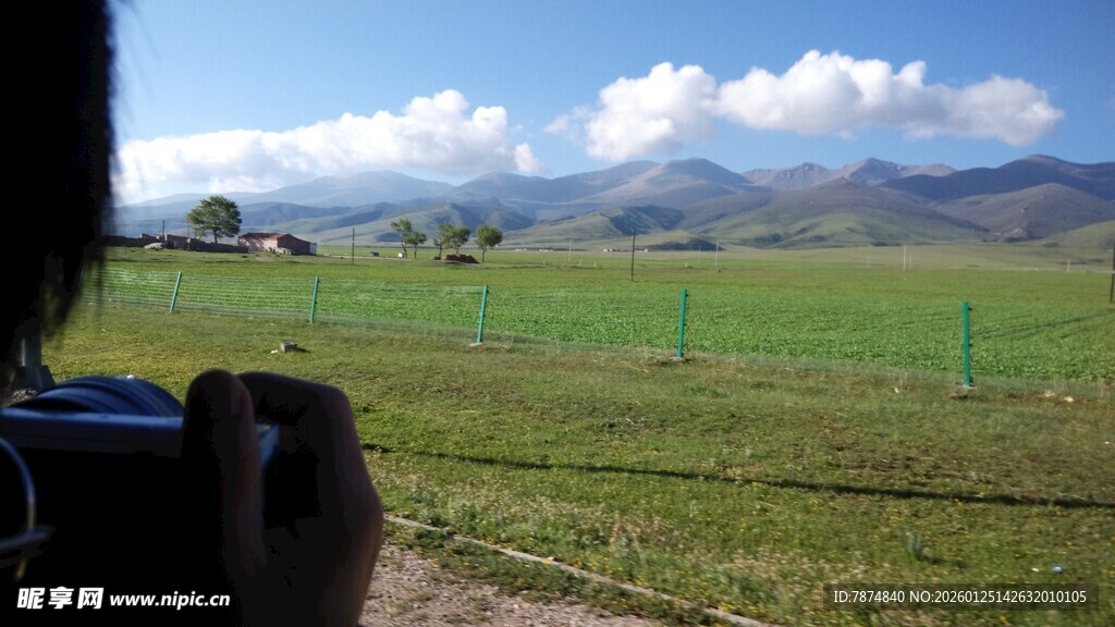 田野边的摄影者与远山
