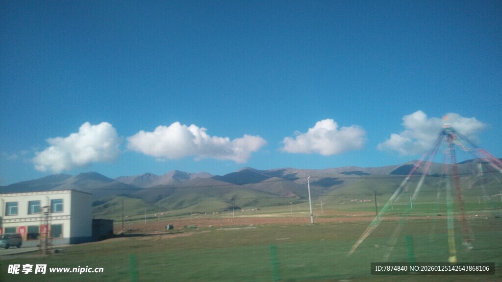 草原上的风力发电设施