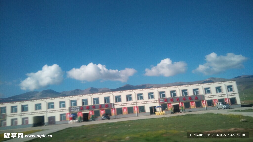 蓝天白云下的多层建筑