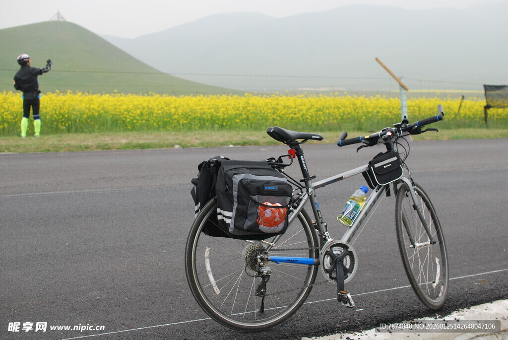 公路旁的骑行自行车