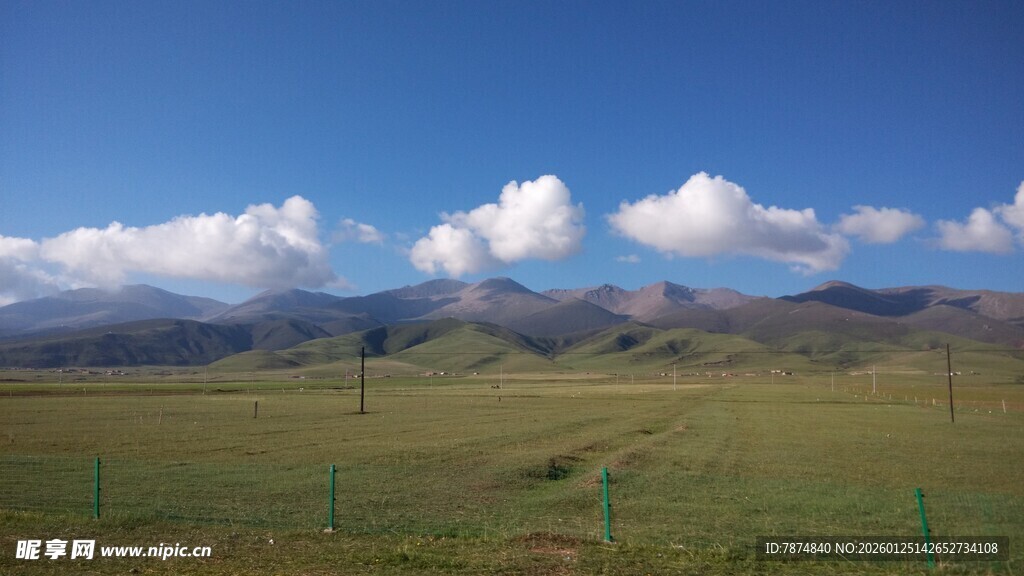 草原蓝天远山风景如画