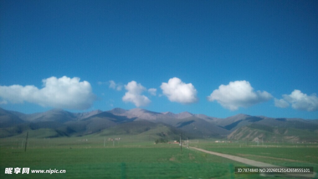 草原公路与蓝天白云美景