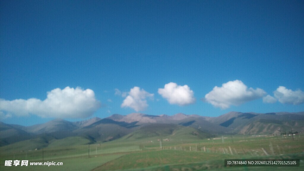 蓝天白云下的广袤原野